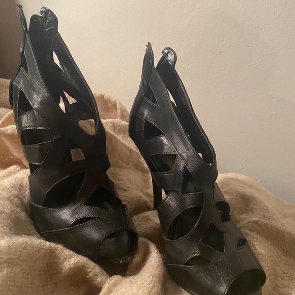 GUESS Dipped Ankle Heels - Picture 3 of 8